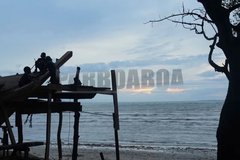 Semoga pinisi tetap bertitik terang di masa mendatang, termasuk di negeri yang jauh dari asalnya: tanah Bugis. 
