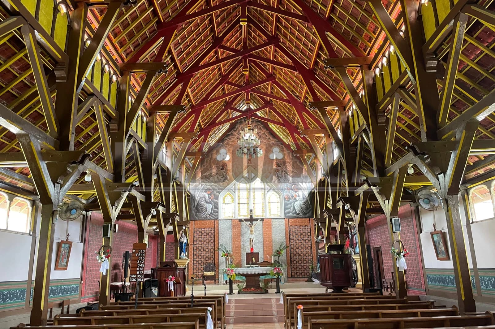 Desain arsitektur Gereja Tua Sikka yang memadukan gaya Renaisans dan Barok Eropa dengan budaya lokal Flores. Bangunan ini didominasi material kayu jati yang didatangkan dari hutan-hutan di Pulau Jawa dan diangkut dengan kapal besar menuju Maumere. Meski didominasi kayu, Gereja ini tetap kokoh, bahkan selamat dari terjangan tsunami Maumere pada 1992 (Foto: PARBOABOA/Defri Ngo).