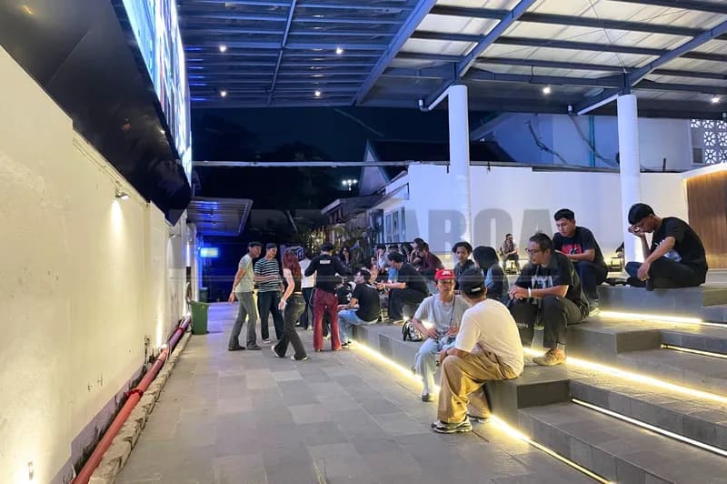 Sekelompok anak skena sedang bertukar cerita (Foto: PARBOABOA/Defri Ngo)