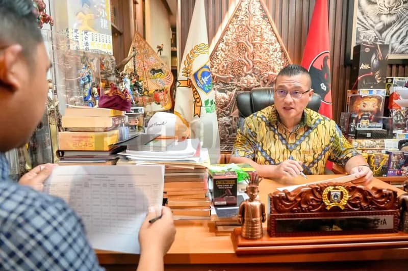 Hardiyanto Kenneth di ruang kerjanya (Foto: IG/@kennethhardiyanto)