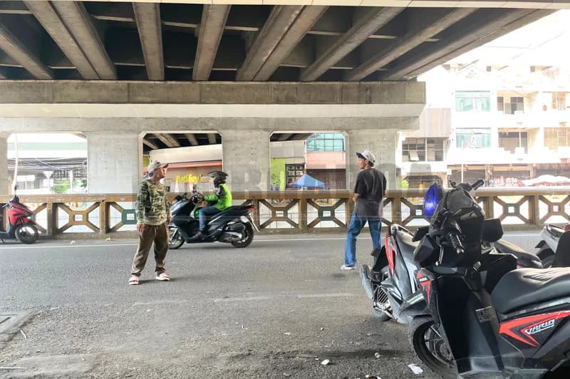 Jukir liar memenuhi bibir jalan dan mengganggu lalu lintas kendaraan (Foto: PARBOABOA/Defri Ngo)