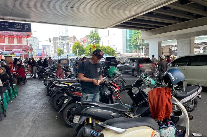 Seorang jukir di Pintu Timur Blok B Pasar Tanah Abang (Foto: PARBOABOA/Defri Ngo)