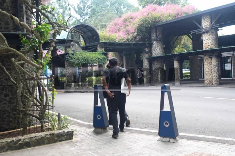 Arsitektur kampus yang terletak di Jl. Ganesa No. 10, Bandung, ini unik.