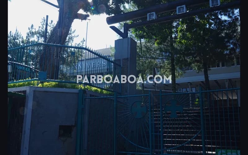 Tempat minum-bersantap serta menginap tentu bertebaran d sana-sini (foto: P. Hasudungan Sirait/PARBOABOA)