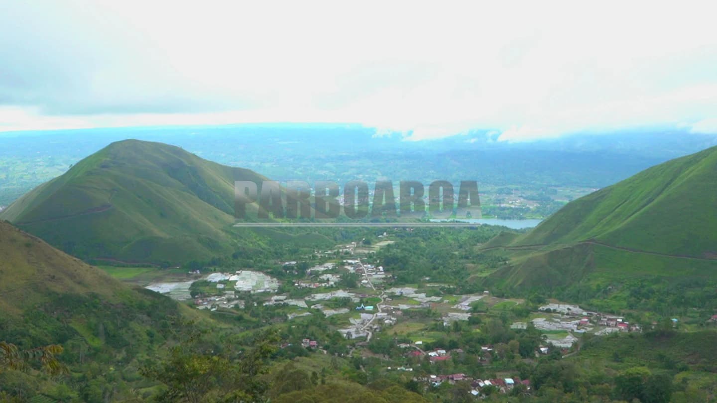 Pemandangan yang megah dari atas Batu Maroppa