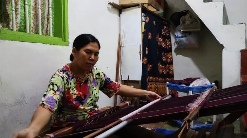 Menenun ulos bagus butuh banyak waktu dan ketrampilan tinggi (Foto: Timothy Saragi/PARBOABOA).