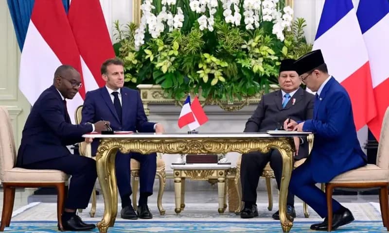 Sebanyak 21 dokumen kesepakatan ditandatangani, ditunjukkan, dan diumumkan di hadapan Presiden Republik Indonesia Prabowo Subianto dan Presiden Emmanuel Macron di Istana Merdeka, Jakarta. (Foto: Dok. BPMI Setpres).