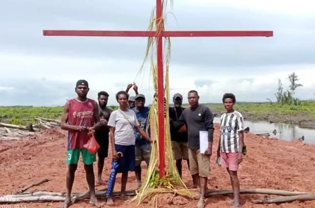 Masyarakat adat Malind Maklew, Distrik Ilwayab, Kabupaten Merauke, Papua Selatan, menancapkan Salib Merah dan memberlakukan sasi adat sebagai simbol pelarangan seluruh aktivitas Proyek Strategis Nasional (PSN) Merauke yang dijalankan oleh PT Jhonlin Group. (Foto: DOk. Tangkap Layar).