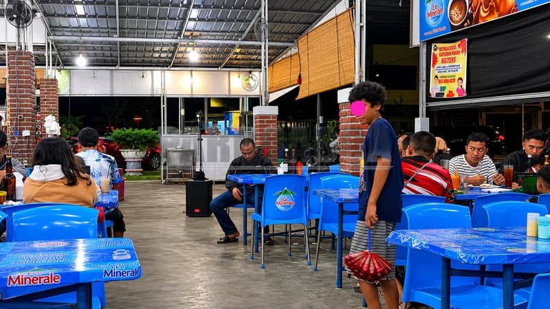 Noel menawarkan dagangannya di Jalan Sutomo Pematangsiantar (Foto: Alberto Nainggolan/PARBOABOA)