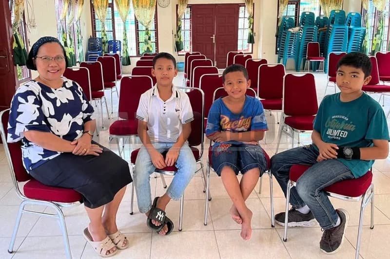 Sorawati Sianturi bersama anak Panti Asuhan Elim (Foto: Rynaldi Situmeang/PARBOABOA)