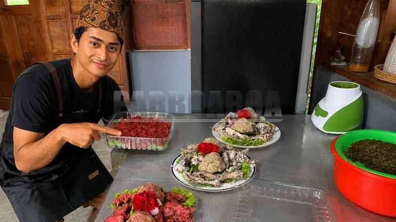 Miko saat menyiapkan masakan dari dapur cateringnya (Foto: Fb:Harungguan Nalinggom)