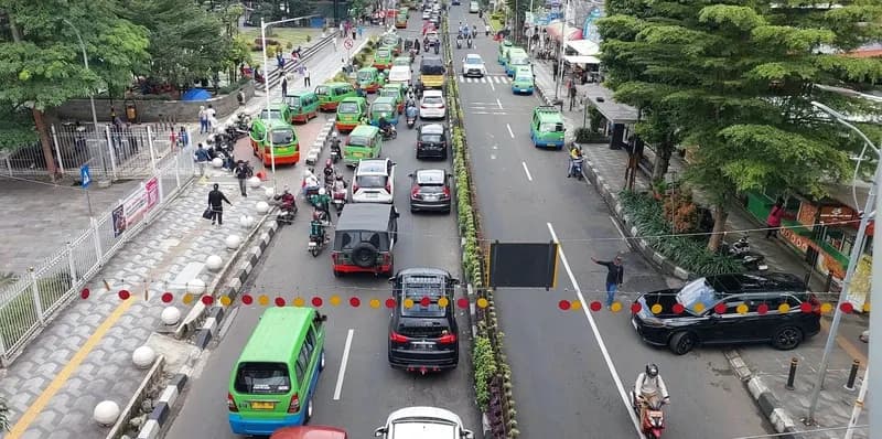 Angkot parkir sembarang (Foto: P. Hasudungan Sirait/Parboaboa)