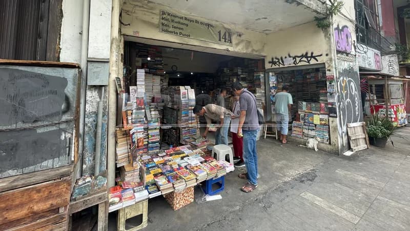 Suasana Pasar Buku Kwitang di siang hari (Foto: PARBOABOA/Defri Ngo)
