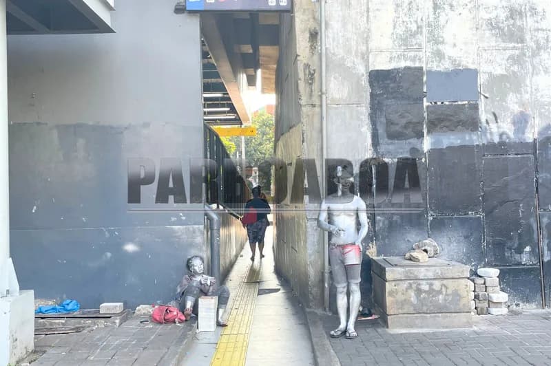 Manusia silver di Halte Busway Central Senen (Foto: PARBOABOA/Defri Ngo)