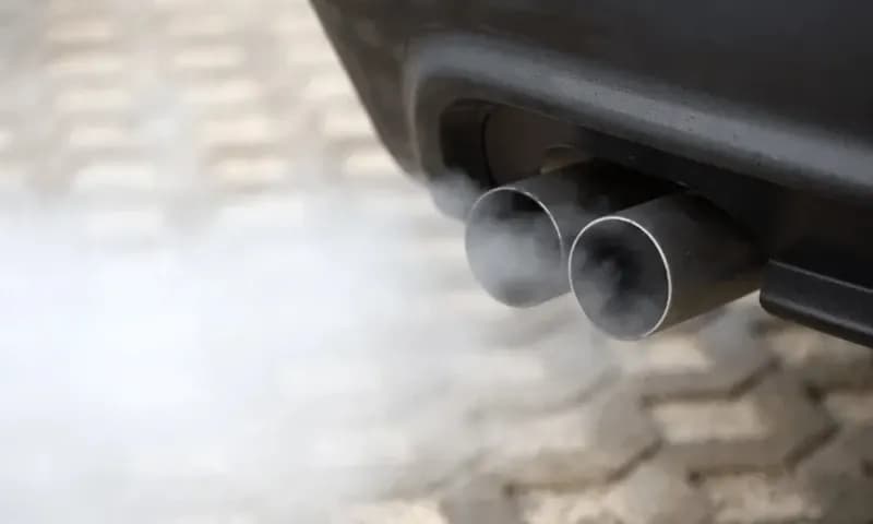 Ilustrasi knalpot mobil mengeluarakan asap. (Foto: Dokumen Suzuki)
