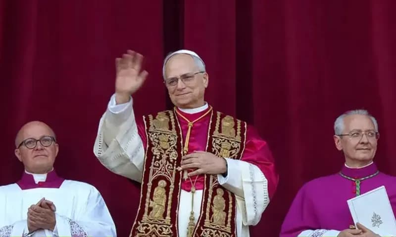Paus Leo XIV Saat Pertama Kali Menyapa dan Memberikan Sambutan kepada Umat di Basilika Santo Petrus. (Foto: Dok. Vatican News)
