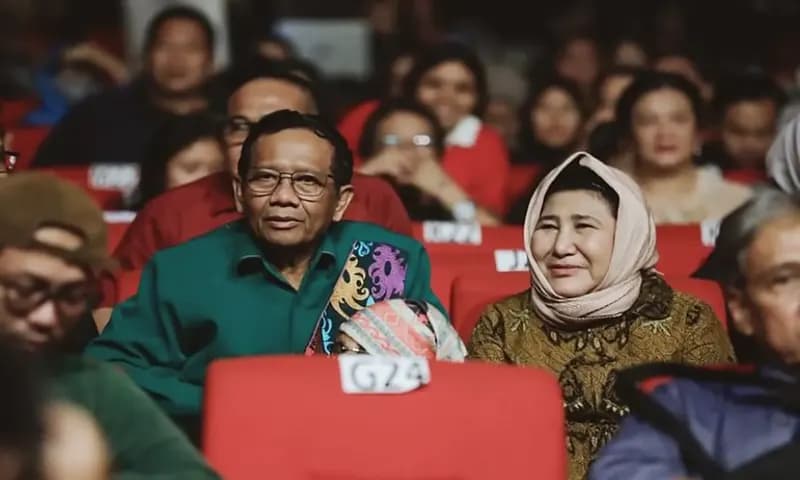 Mahfud MD bersama istrinya. (Foto: Instagram/@mohmahfudmd)