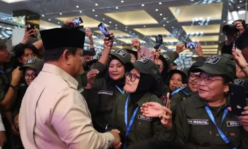 Presiden Prabowo Subianto (kiri) menyapa guru-guru Sekolah Rakyat saat acara retret Sekolah Rakyat di Jakarta International Expo (JIExpo) Kemayoran, Jakarta, Jumat (22/8/2025). (Foto: Dok. ANTARA)