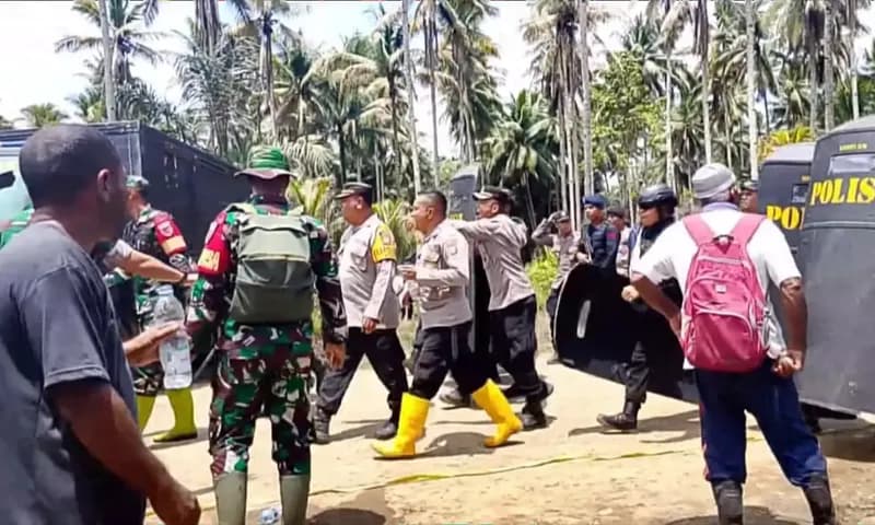 Aksi Polisi Menghadangi Warga Dalam Aksi Damai di Halmahera Timur, Maluku Utara. (Foto: JATAM)