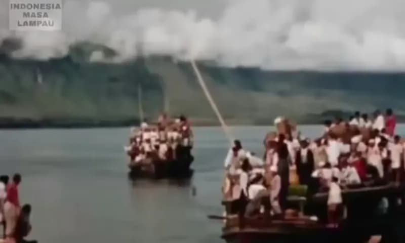 Dari Pulau Samosir mereka menyeberang (Foto: video Parapat 1956-1957 di FB)