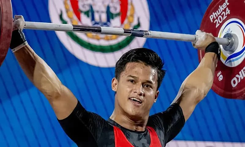 Salah satu atlet angkat besi Indonesia, Rizki Juniansyah yang akan berlaga di Olimpiade Paris 2024. (Foto: Dokumentasi IWF)