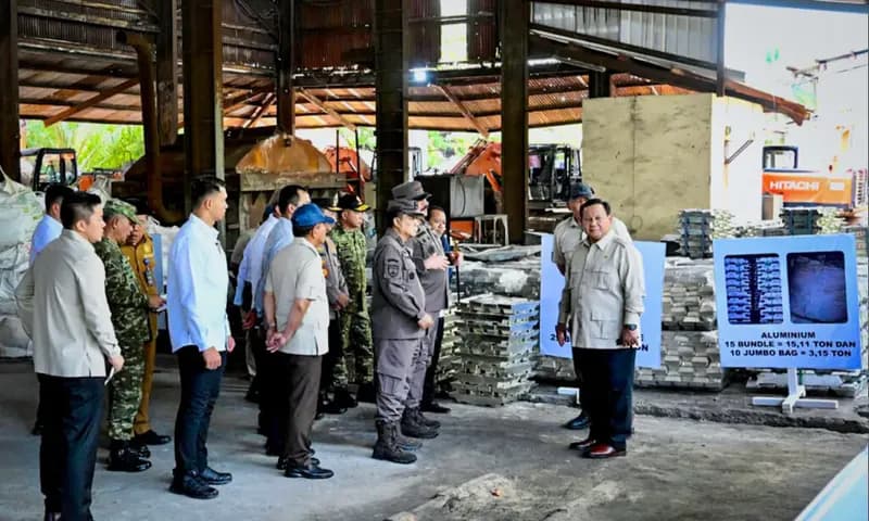 Presiden Prabowo menyaksikan Penyerahan Aset Barang Rampasan Negara kepada PT Timah Tbk., yang digelar di Smelter PT Tinindo Internusa, Kota Pangkal Pinang, Provinsi Kepulauan Bangka Belitung, Senin (6/10/2025) (Foto: dok. BPMI Setpres)