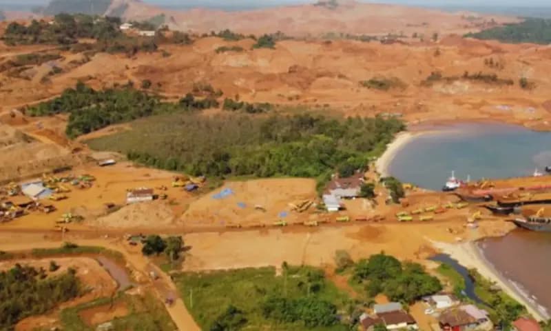 Ilustrasi pertambangan nikel mengubah landskap hutan menjadi hamparan tanah gundul di sekitar kawasan konservasi Taman Wisata Alam Teluk Lasolo, Konawe Utara, Sulawesi Tenggara (Sultra). (Foto: Dok. Mongabay)
