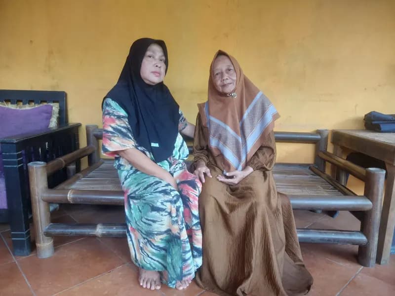 Dua Murid Sekolah Lansia Caringin, Marsiah (kiri) dan Ani (kanan). (Foto: Parboaboa/Norben)
