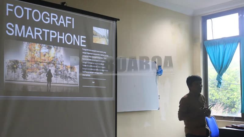 Hotli Simanjuntak memberikan materi di kelas SJP (Foto: PARBOABOA/Rizal Tanjung)