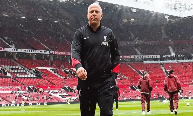 Bagi Arne Slot, kemenangan ini memiliki makna yang sangat spesial. Tidak hanya karena berhasil mengalahkan rival abadi di kandang lawan, tetapi juga karena Slot menjadi manajer Liverpool pertama yang mampu meraih kemenangan dalam laga tandang perdananya d