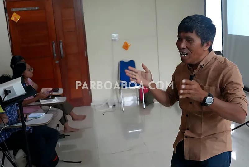 Hotli Simanjutak, pengajar yang bersemangat dan pandai mengambil hati (foto: P. Hasudungan Sirait/PARBOABOA)